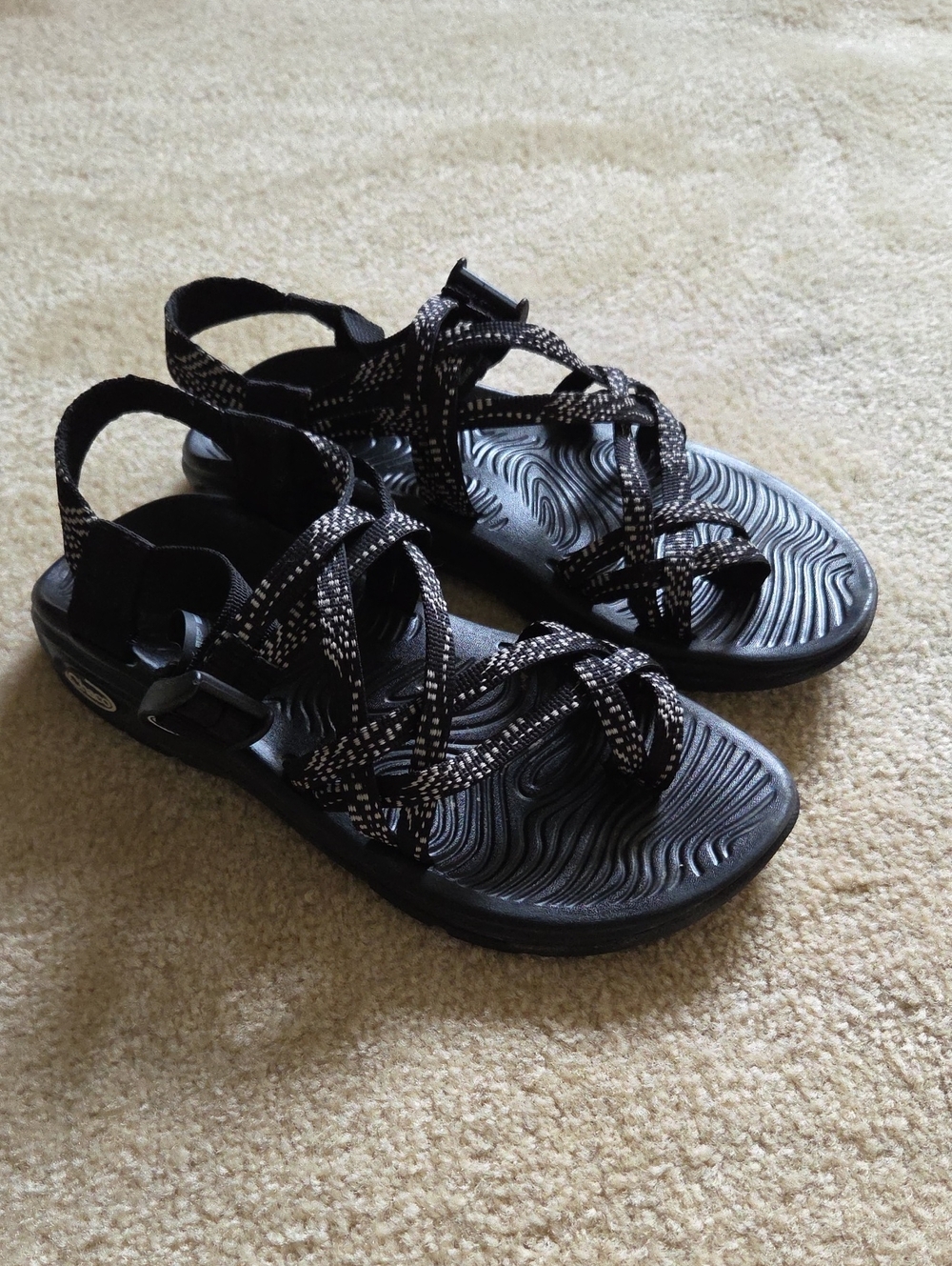 CHACO Black And White Sandals Sz 7